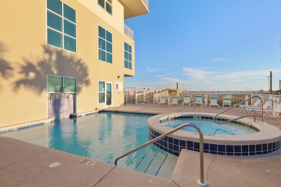 swim thru outdoor pool & hot tub
