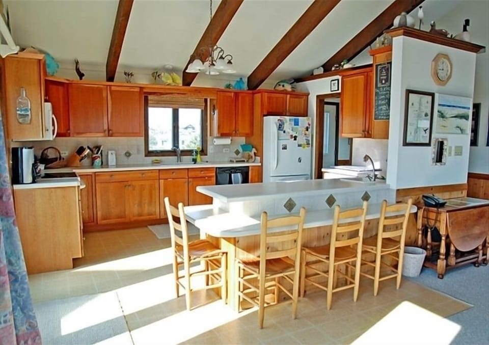 Eat-in kitchen