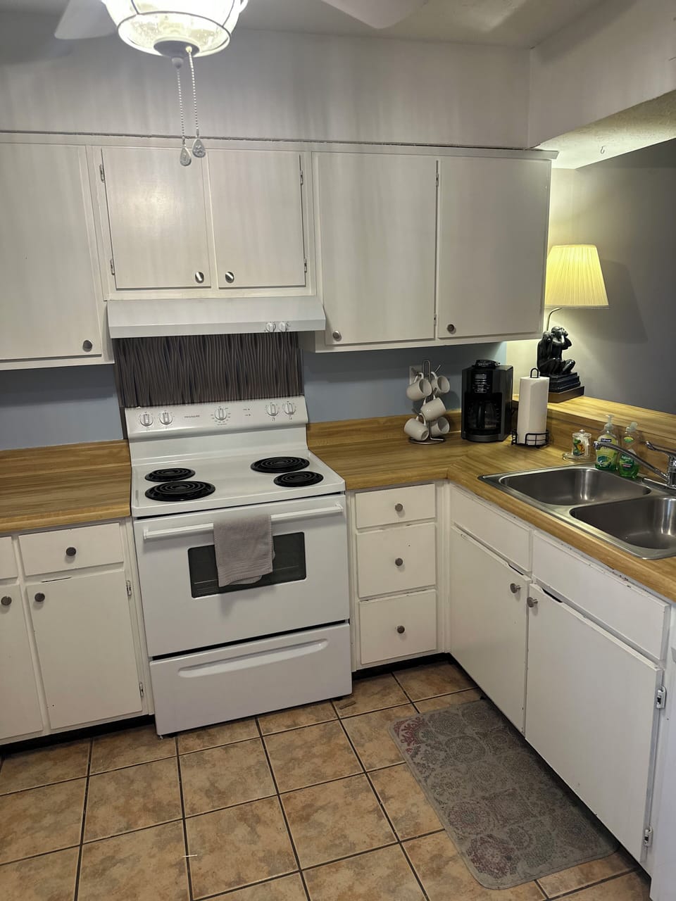 Full equipped kitchen with washer and dryer