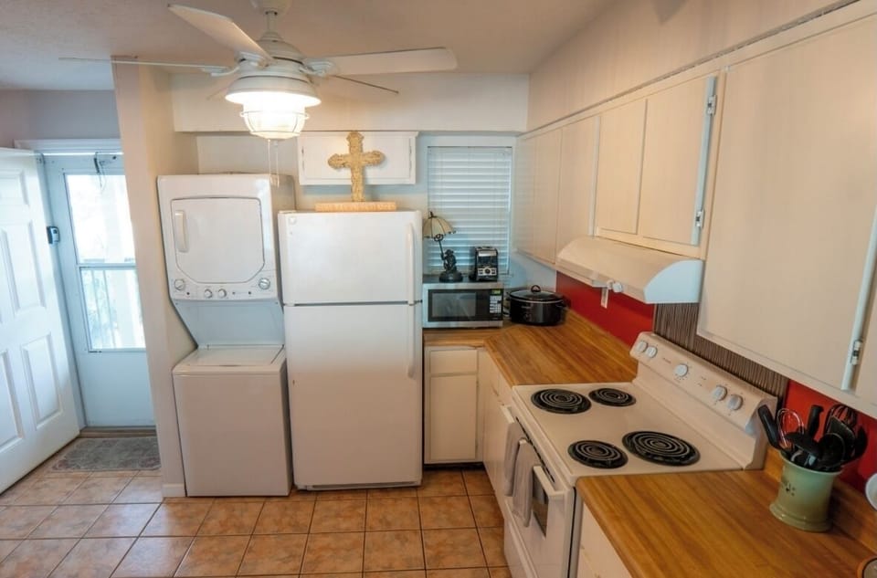 Fully stocked kitchen with washer and dryer