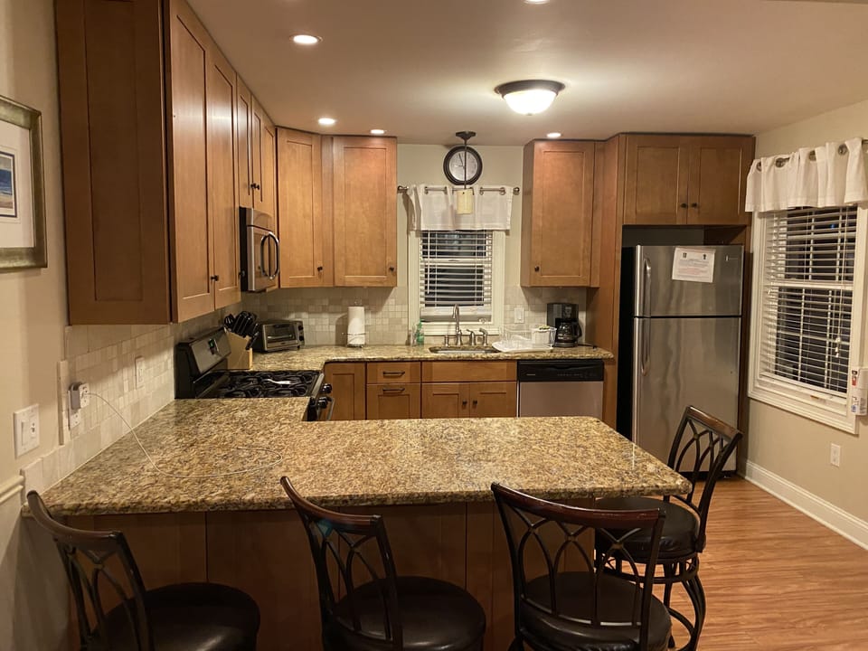 Counter eating area with 6 counter stools