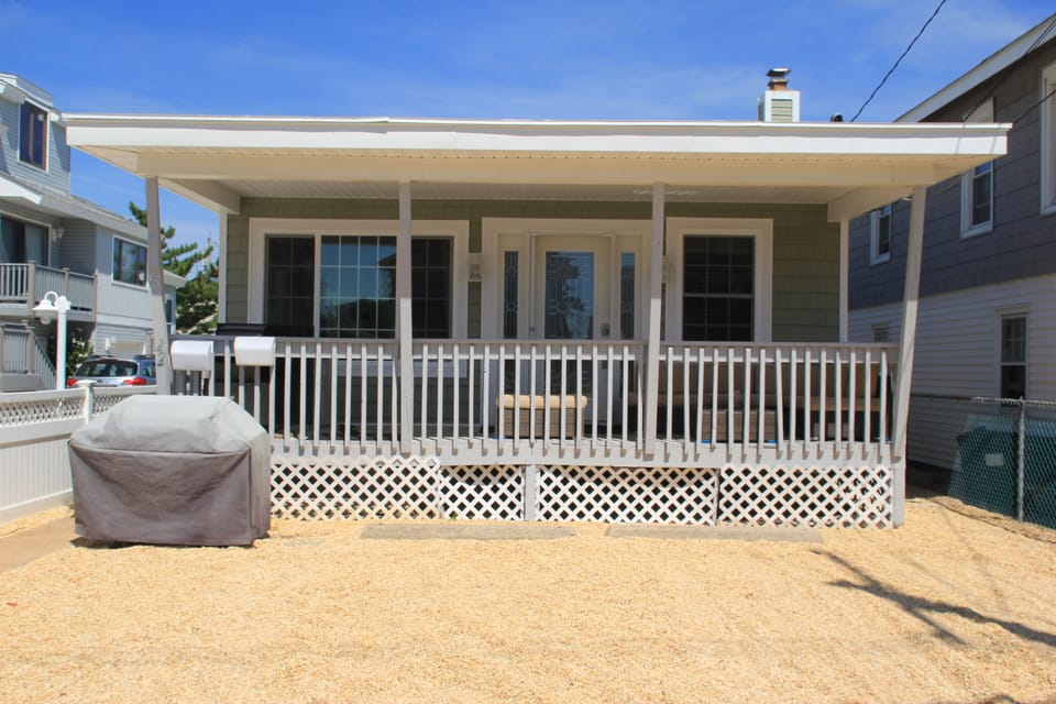 Front unit entrance and porc. Parking for 1 car per unit. Sleeps 8 central AC