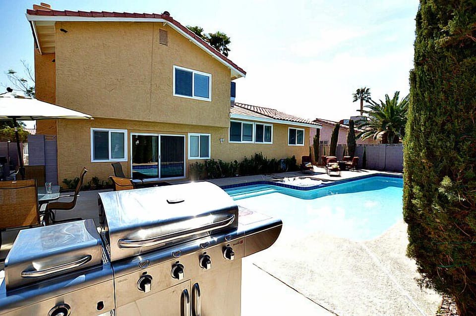 Large private pool/spa with Infrared BBQ