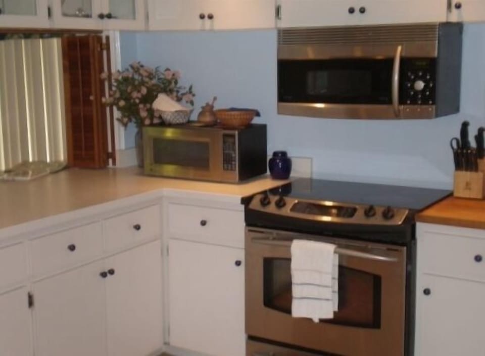 Chefs will love the convection oven and Advantium oven.