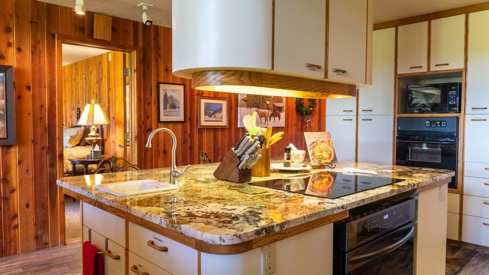 Kitchen w/Induction Range, 2 ovens