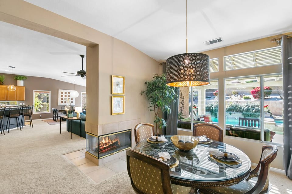 The formal dining room seats 4-6.