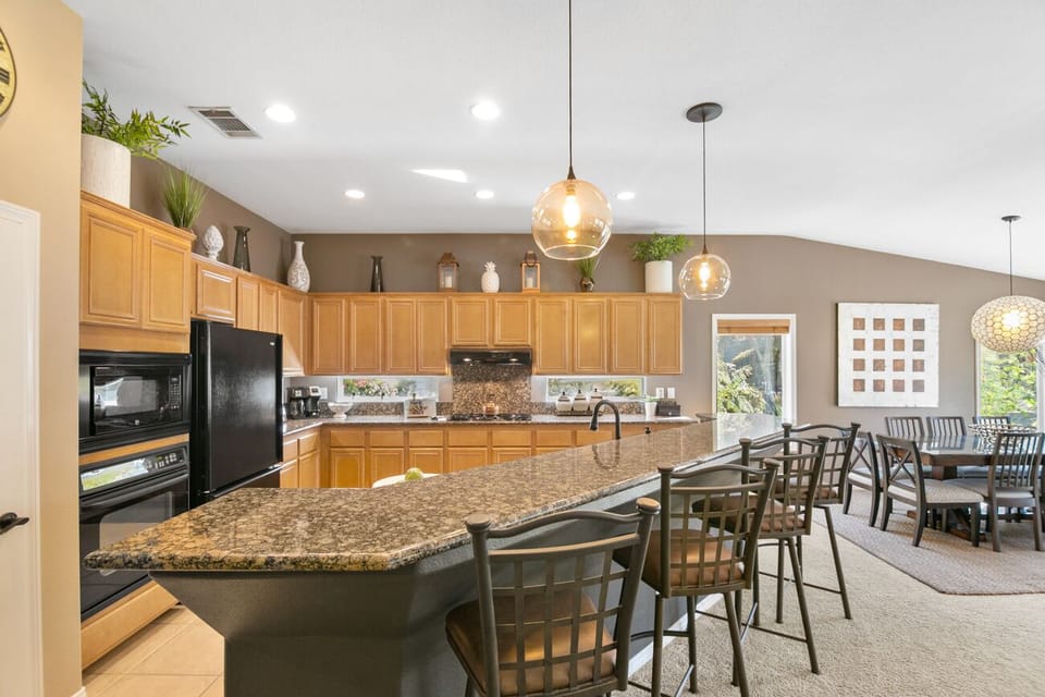 Spacious kitchen has everything you need incl. dishes, platters, gadgets, spices