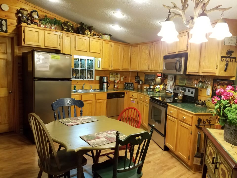Fully-equipped kitchen, stainles appliances, icemaker, seating for 4, open to LR