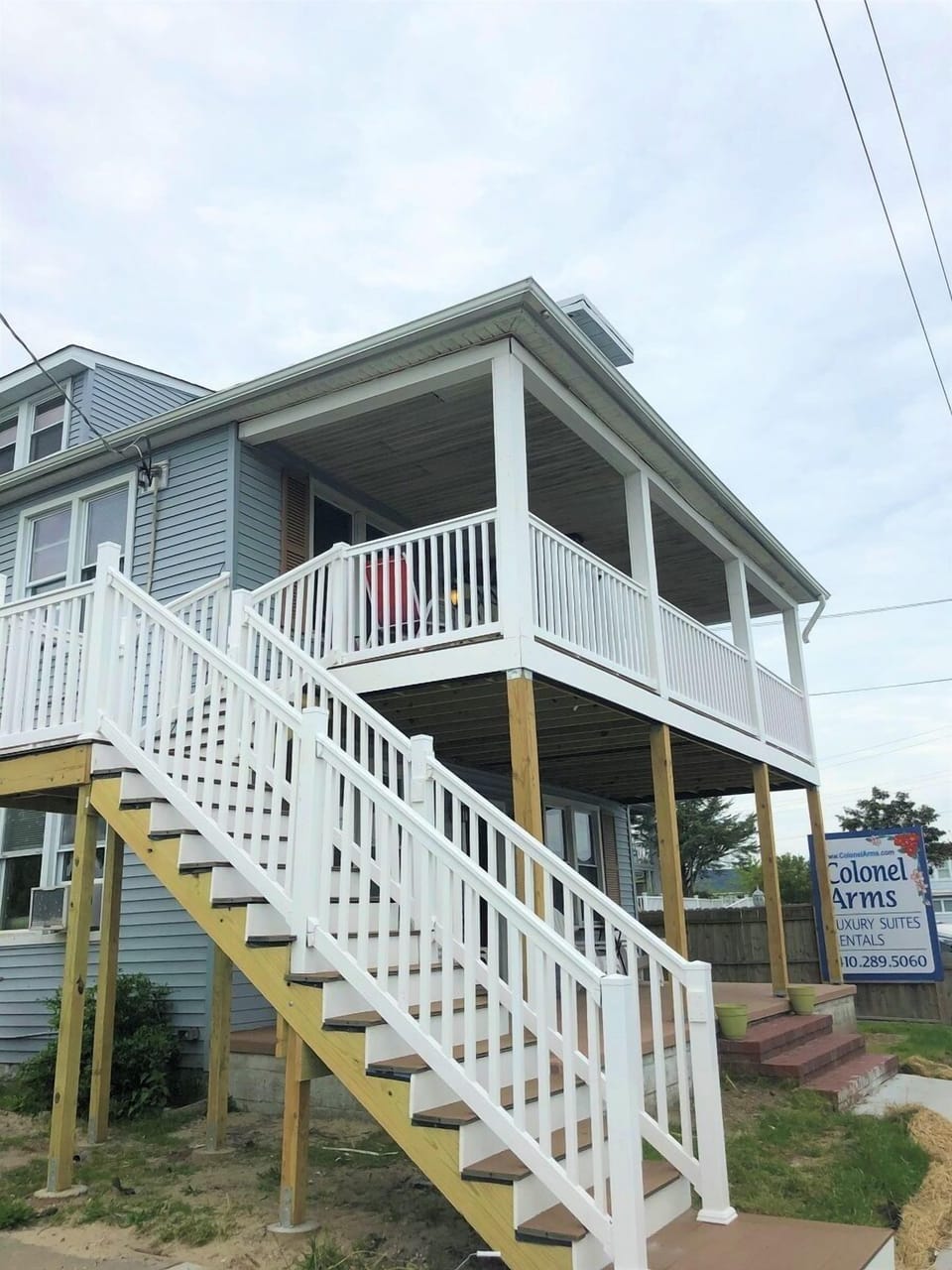 Front stairwell to upstairs unit only