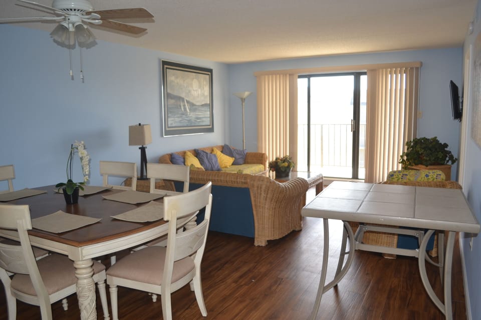 Dining room looking into kitchen