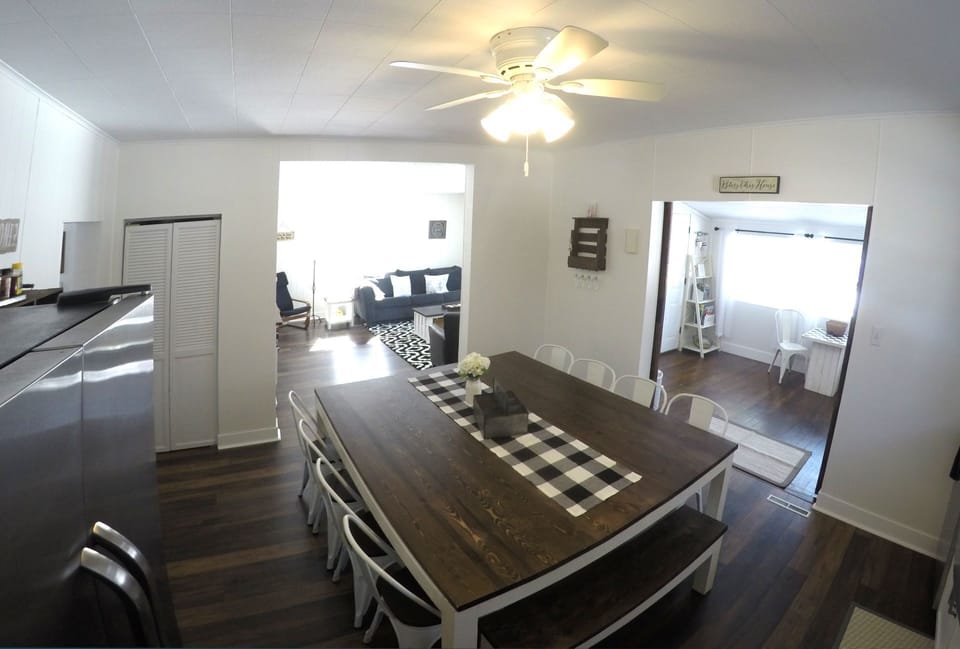 Great gathering space, dining for 14 or entertaining