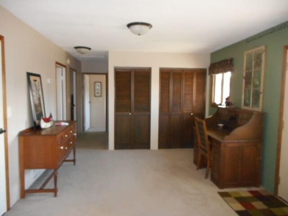 Front entry with large desk, in case you have to 'work'