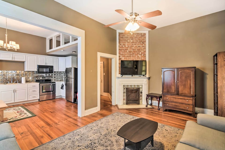 Living Room | Free WiFi | Fireplace | Smart TV