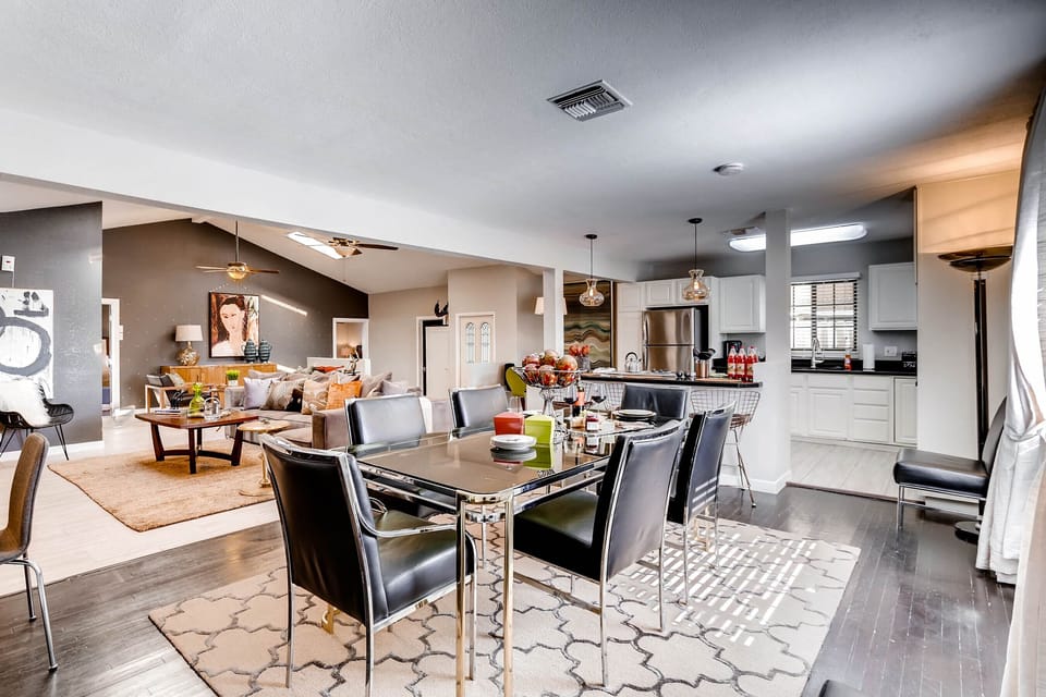 The specious dining area has a large table seating 6 people 