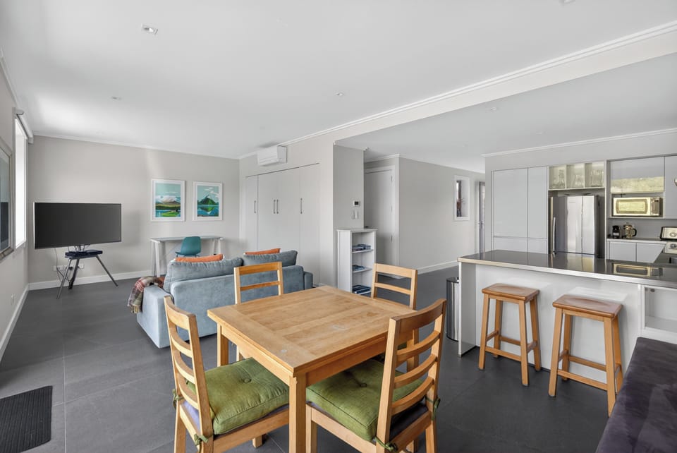 Map at your back, this is the large lounge/kitchen/breakfast bar