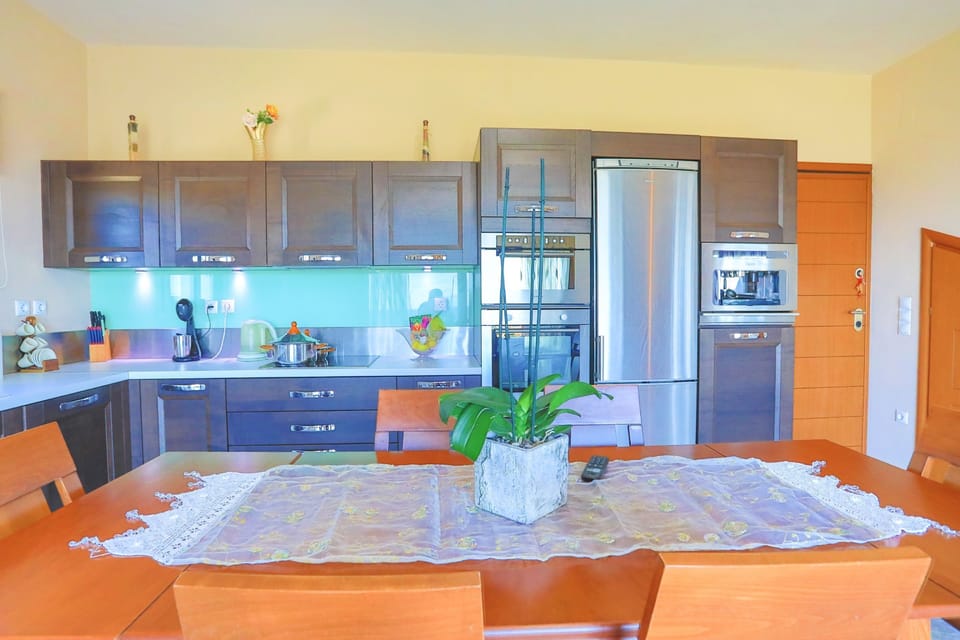 Kitchen and dining table