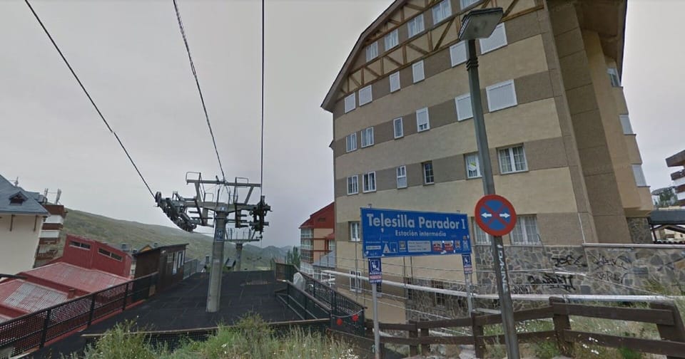 Parad de telesilla a 80 metros a a izquierda del edificio