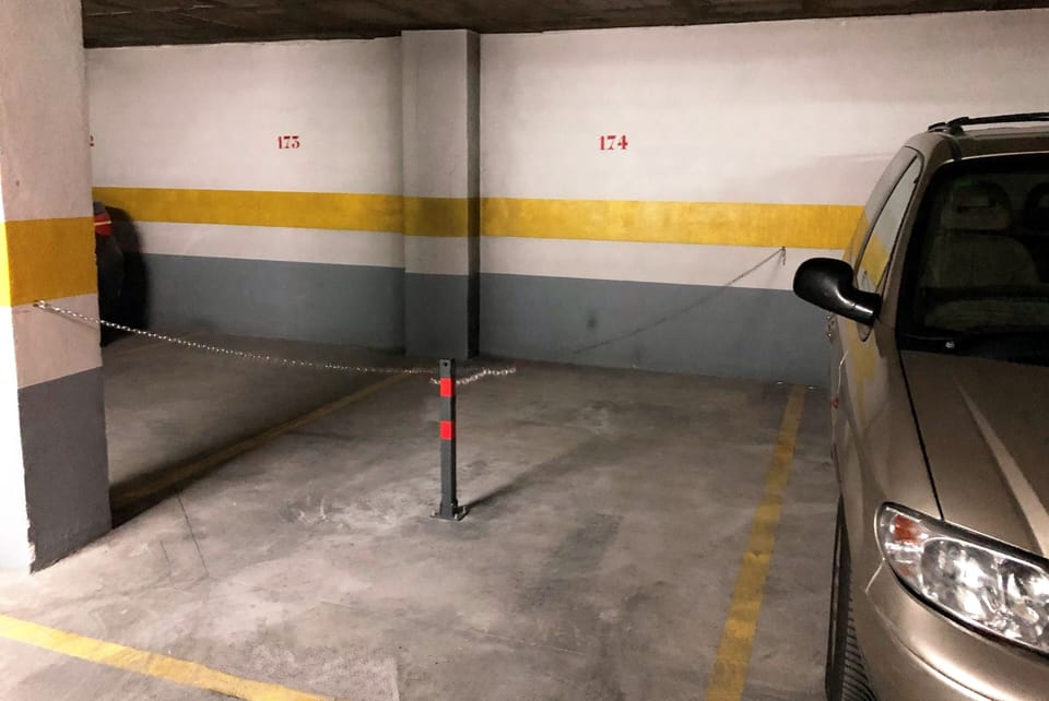 Plaza de parking 174. ¡No usar otra!