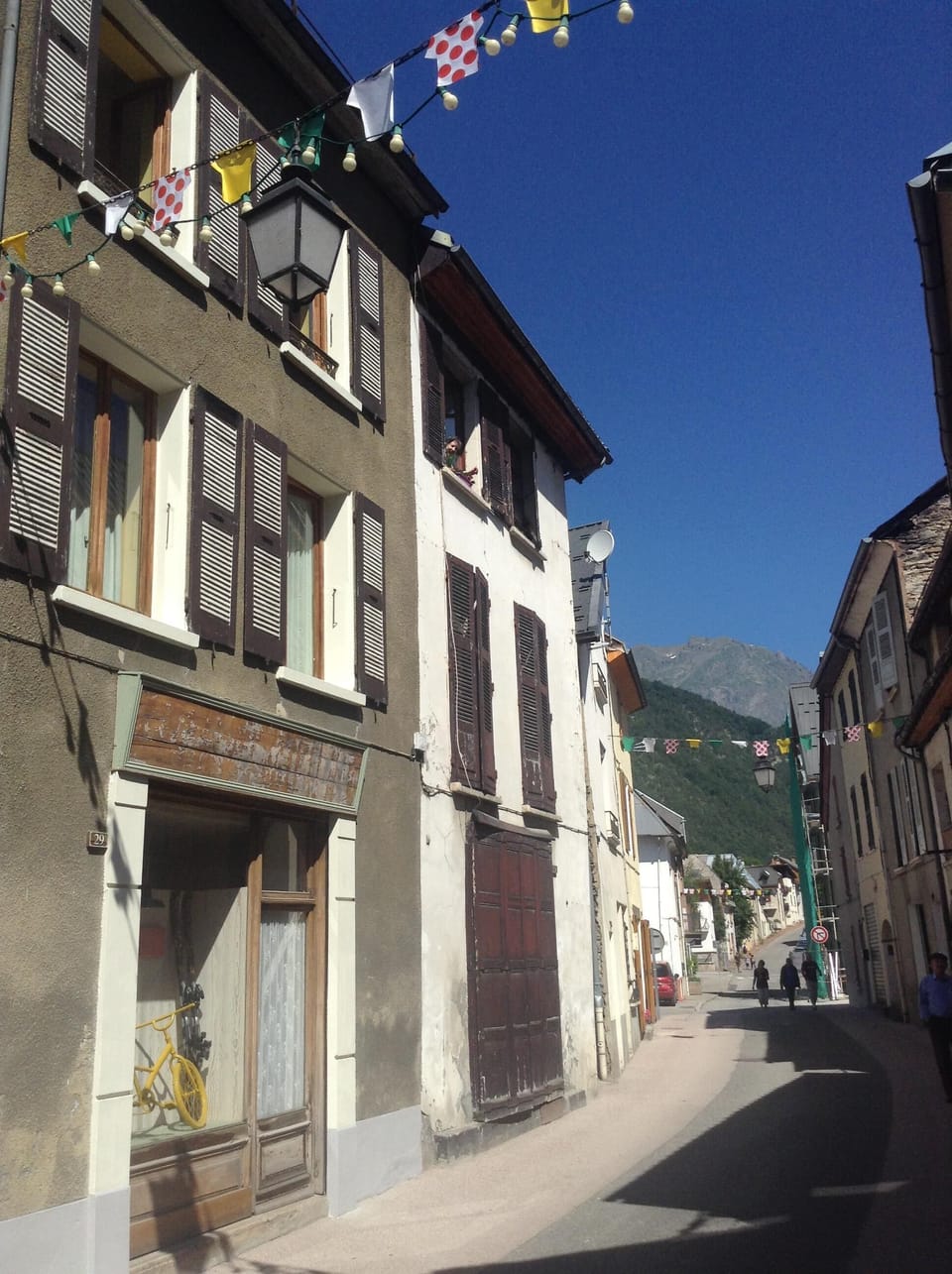 On a quiet street, a minutes walk to restaurants, bars, shops, cafes and park. 