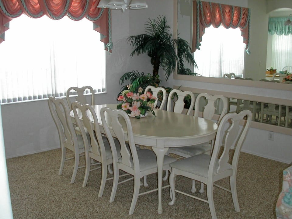 Dining room (with ext. table and 8 chairs)
