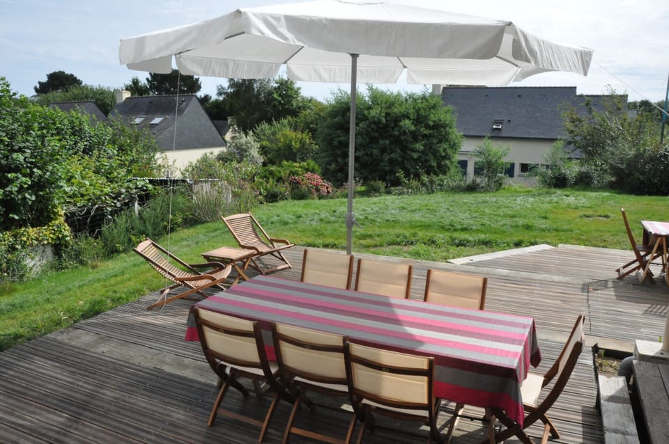 A large ipe wood terrasse