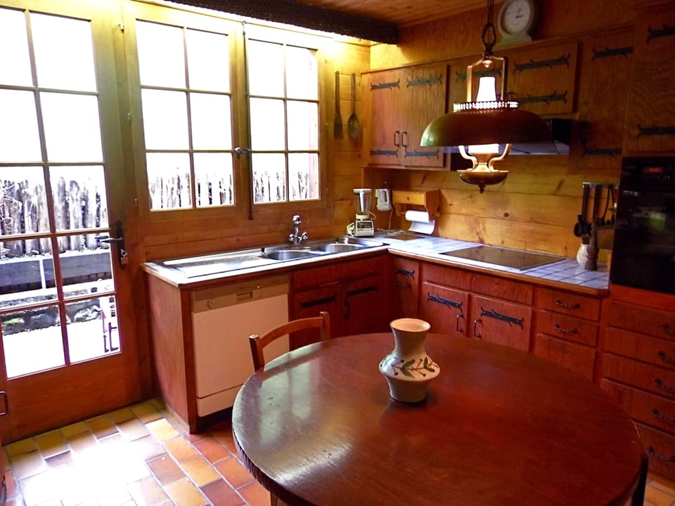 Kitchen 6 people can sit down on the stools