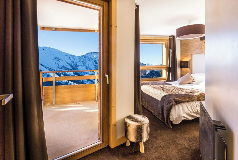 Bedroom with view of the cliff
