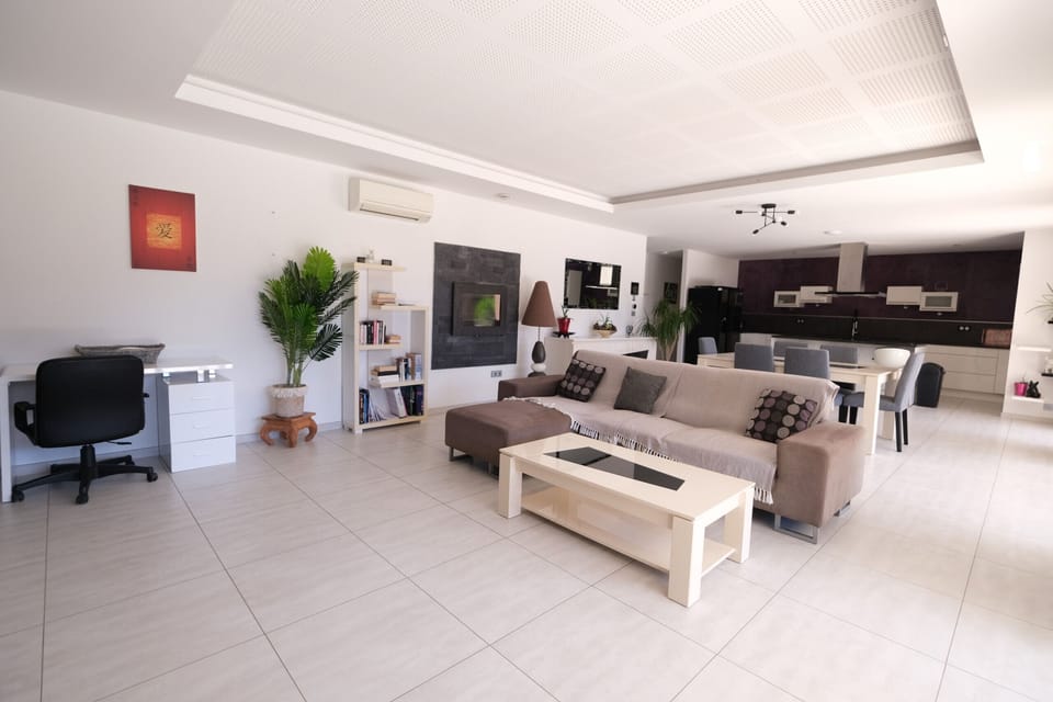 AUREILLE vacation rental, comfortable villa for rent with living room for 4 people. Online reservation with Plaisirs & Maisons de Provence