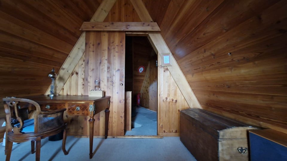 BUREAU DANS LA CHAMBRE 1 DE L ETAGE