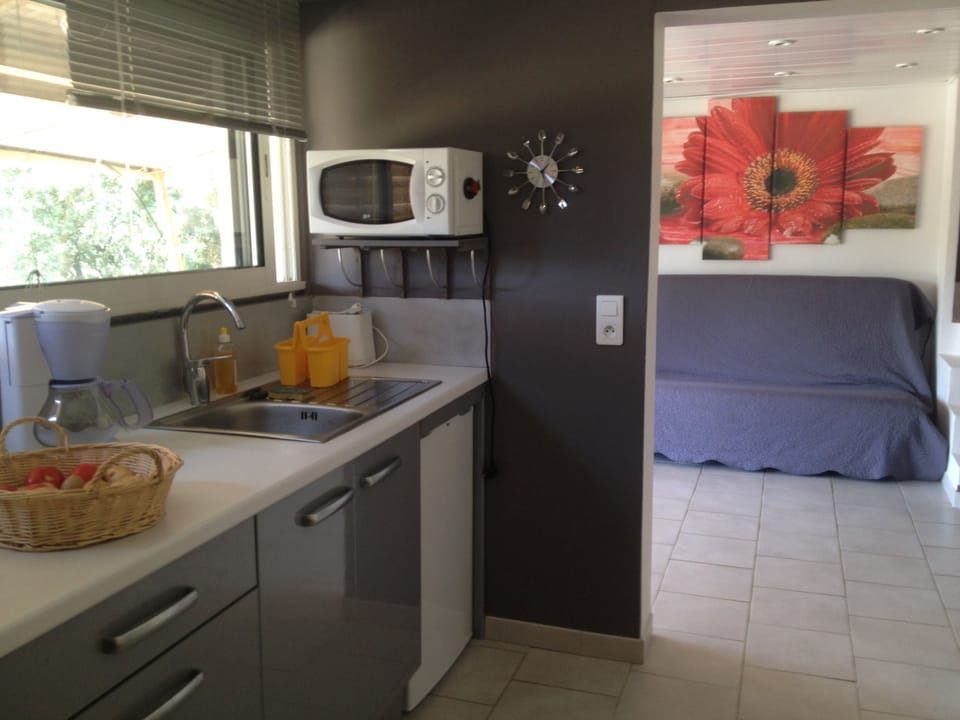 fully equipped kitchen 