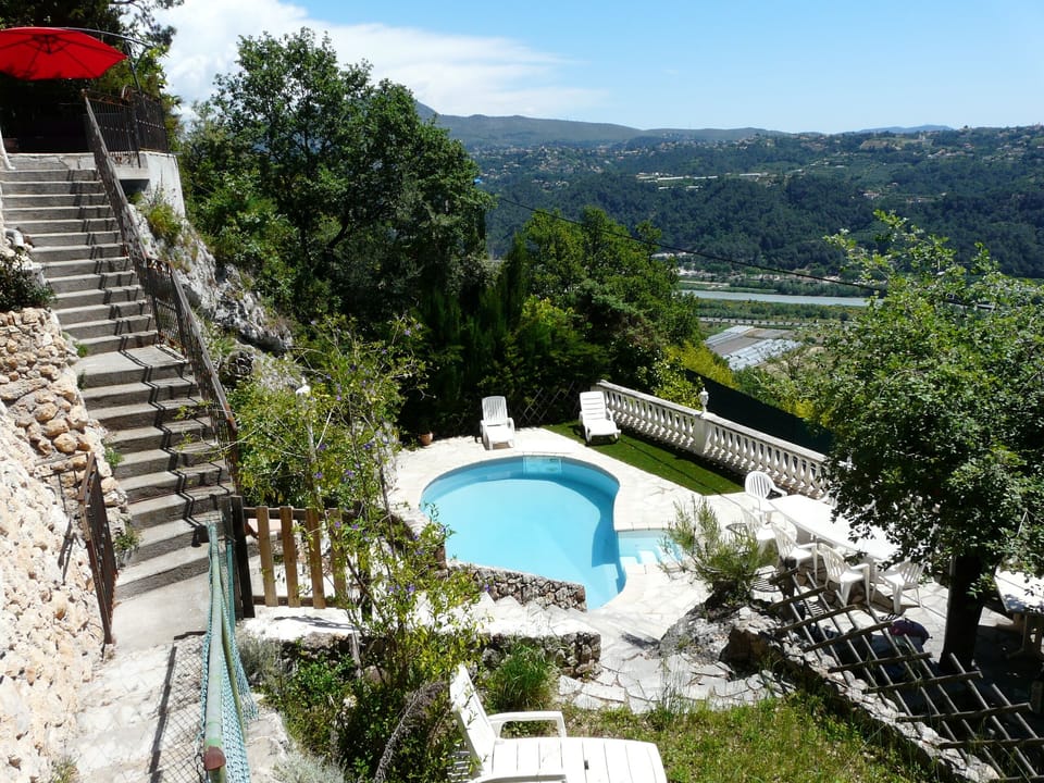 Private access to garden and swimming pool.