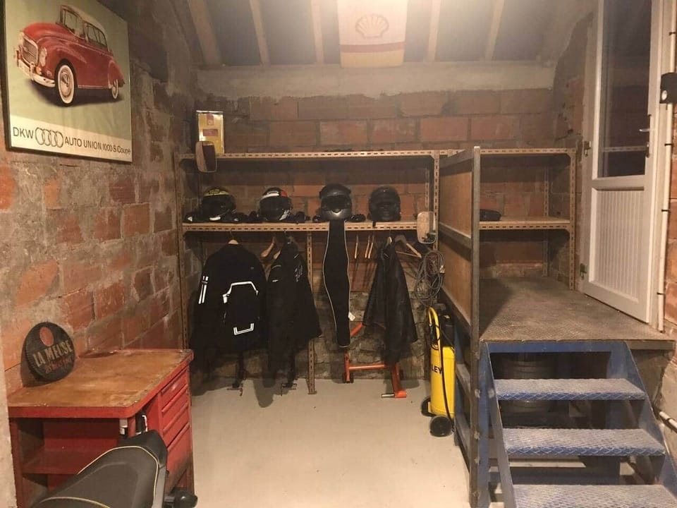 Des étagères sont à disposition pour ranger votre équipement