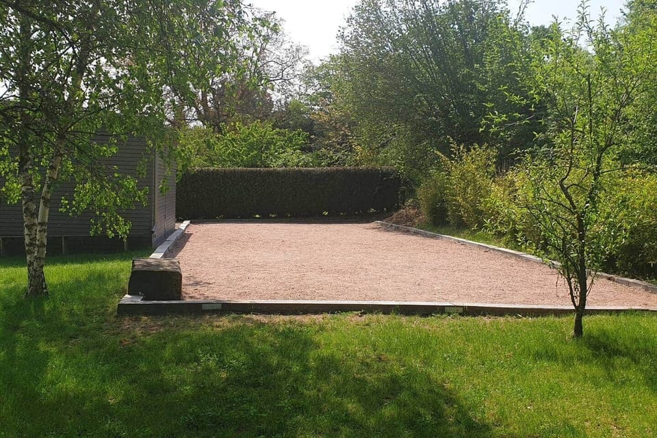 Le terrain de pétanque, badminton, molki n'attend que vous....