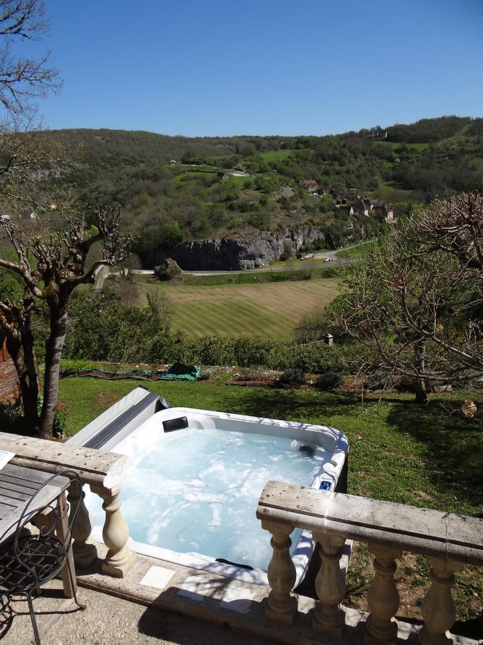 Outdoor spa tub