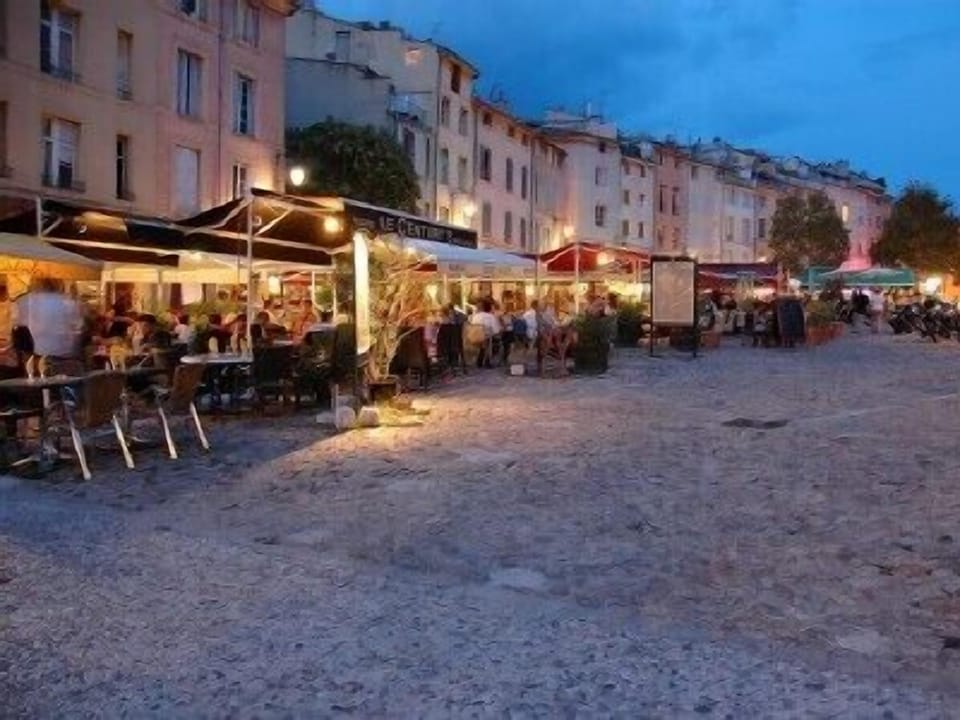 The trendy, lively Forum or Place des Cardeurs.  Parking Cardeurs here too 