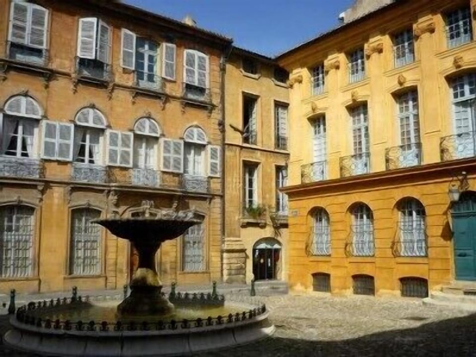 The beautiful Place d’Albertas 