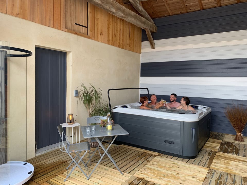 Outdoor spa tub