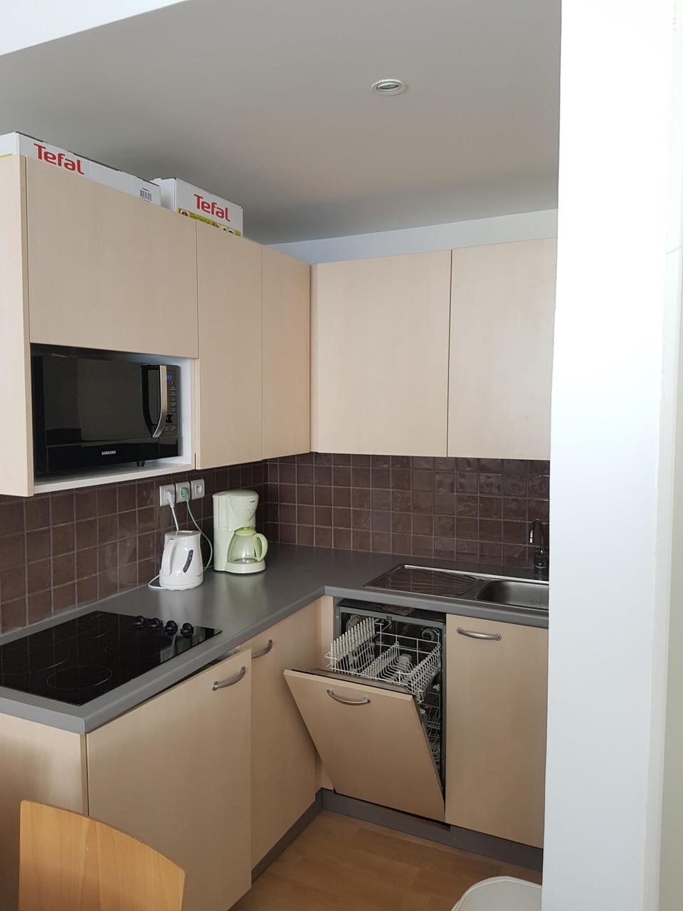 Fully equipped kitchen with dish-washer