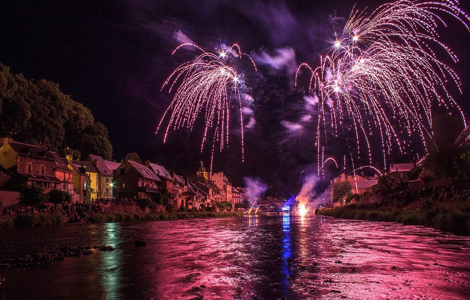 Fireworks on the river - 'Festival of the Right Bank' (every August)