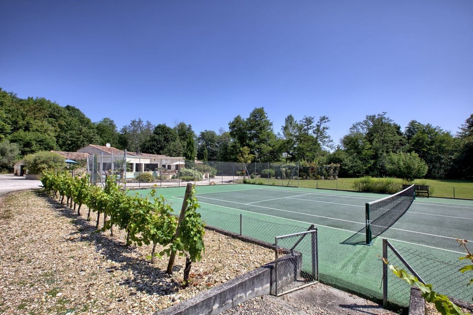 Charming house with swimming pool, tennis, spa,hammam, sauna and fitness room Villa in Nouvelle-Aquitaine