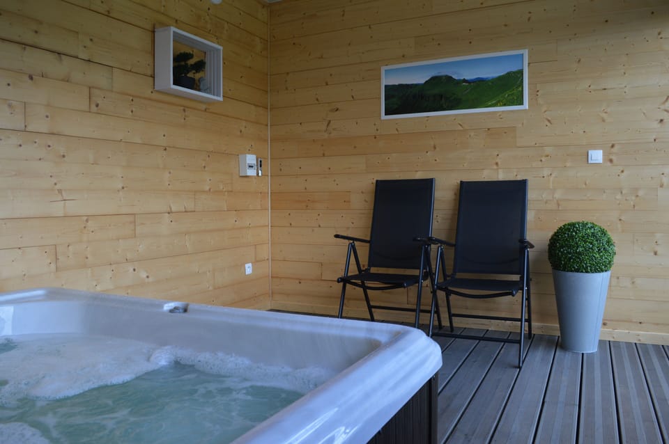 Indoor spa tub