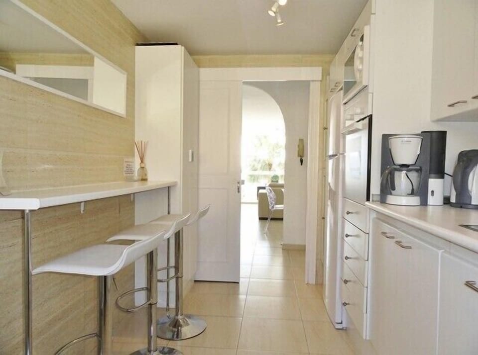 Full Kitchen 