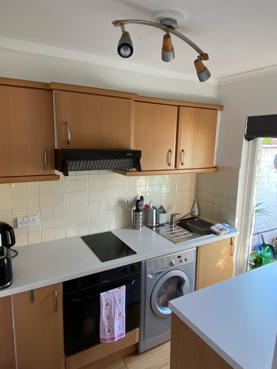 Kitchen with fitted washing machine 