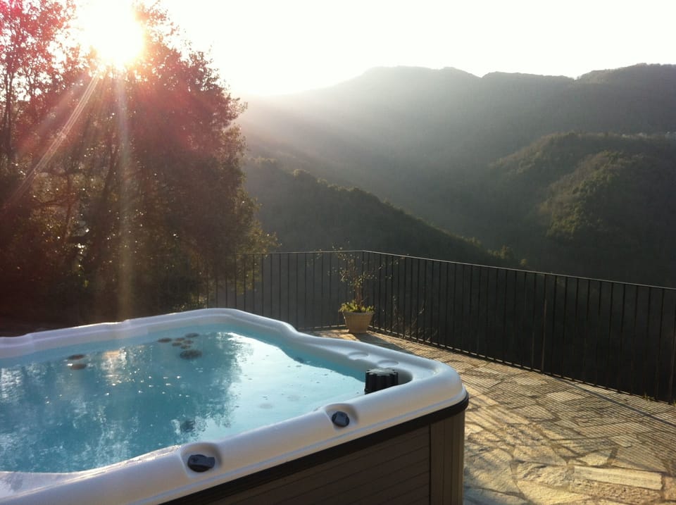 Outdoor spa tub