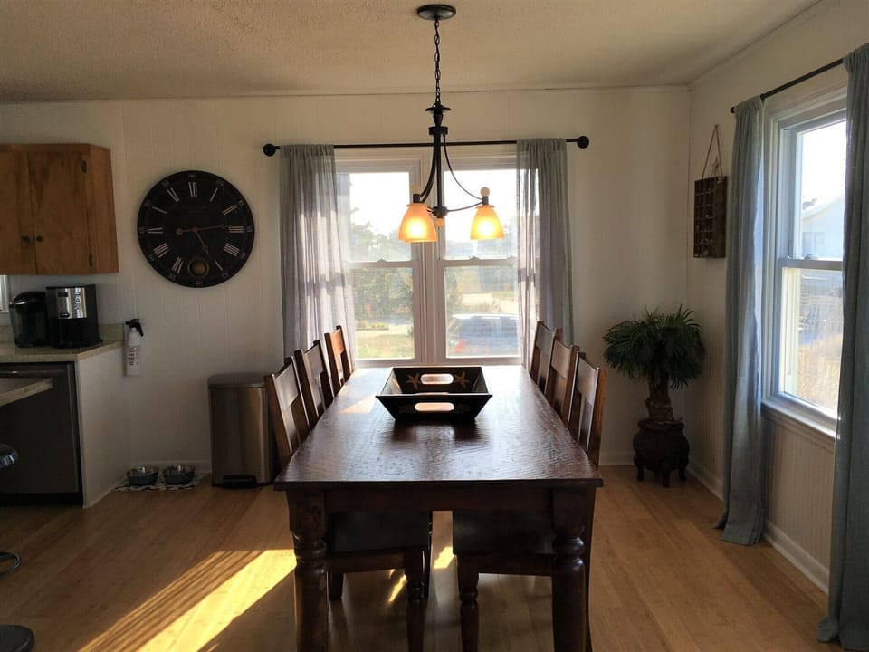 Dining room seats 6 comfortably.