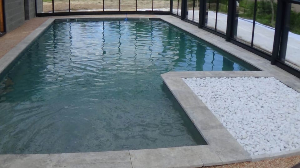 You will enter the swimming pool by a submerged beach (pool depth: 1.60 m.)