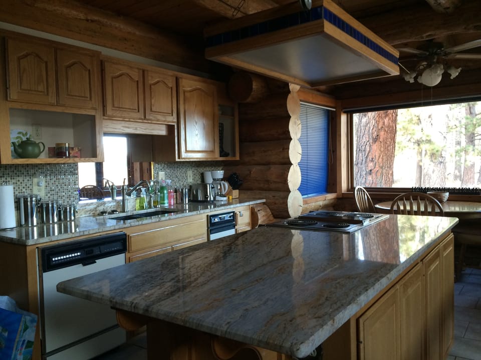 Kitchen & breakfast nook