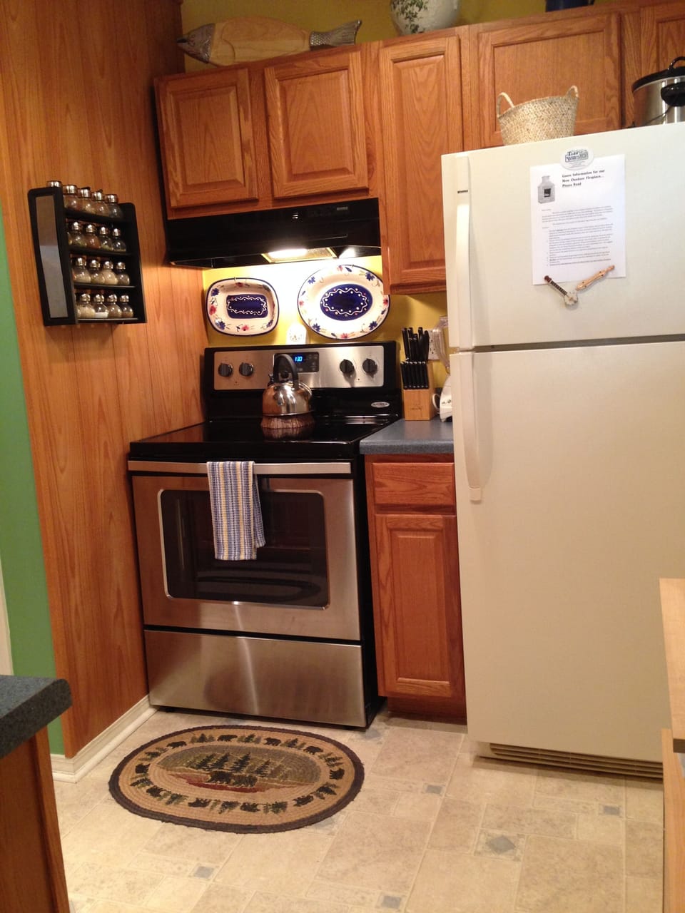 Well equiped kitchen with stove, microwave, blender and refrigerator/icemaker.