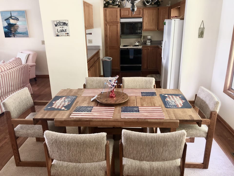 Dinning for 6! (upstairs)