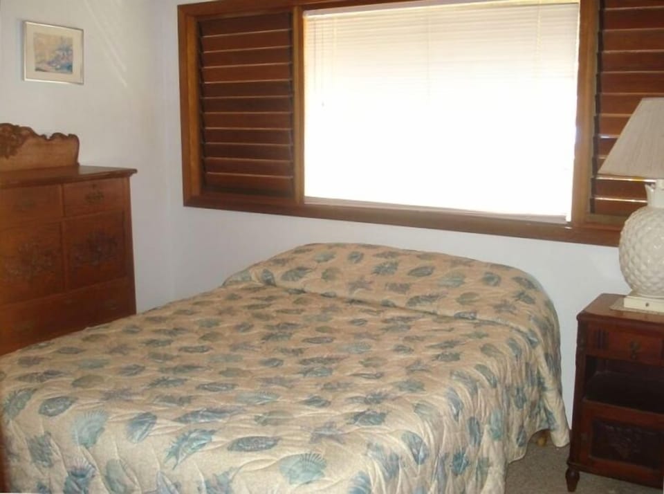 Bedroom with queen bed